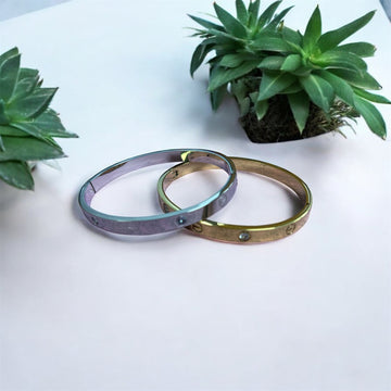 Hinge bracelet w/screw stamp