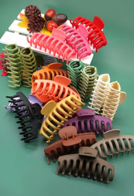 Oversized Matte Hair Claw